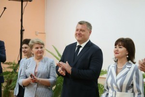 Игорь Бабушкин поздравил астраханских выпускников с окончанием школы