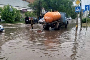 В Астрахани устраняют последствия проливного дождя