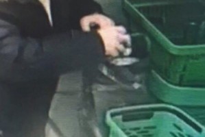 Мужчина украл у астраханки кошелек на кассе супермаркета