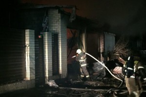 В Астрахани из-за короткого замыкания сгорел дом с гаражом