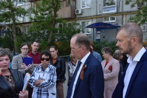 Астраханцы с улицы Красноармейской просят ликвидировать гаражи и аварийные деревья