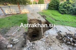 В Астрахани у памятника Петру обнаружили новый огромный провал