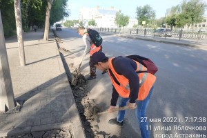 В Астрахани коммунальщики вышли на уборку города
