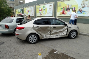 В Астрахани произошло столкновение трёх автомобилей