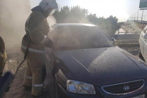 По неустановленным причинам в&#160;Астрахани загорелось два автомобиля