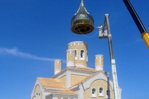 В  селе Травино под Астраханью православный храм увенчали купола