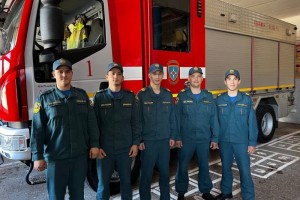Астраханские пожарные спасли жизнь тонущему нетрезвому мужчине