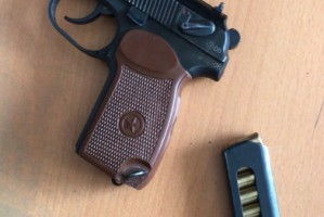 Астраханец-рецидивист украл из открытого автомобиля сумку и&#160;травматический пистолет