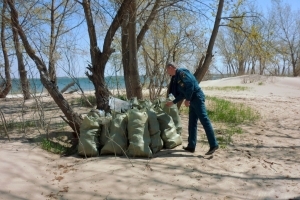 Работники МЧС Наримановского района очистили берег Волги