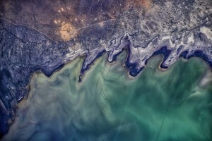 Космонавт показал, как выглядит Каспийское море из космоса во время цветения