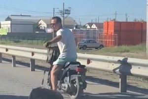 В Астрахани мотоциклист тащил за собой собаку на поводке