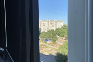 В Астрахани из окна многоэтажки выпал маленький ребенок