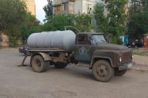 Водитель спецтранспорта незаконно сливал жидкие коммунальные отходы в Астрахани