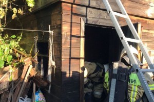 В Астрахани горящую баню тушили 7 человек