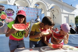 В День арбуза в Астрахани пройдет конкурс на самое быстрое поедание ягоды