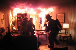6 человек тушило горящий дом под Астраханью