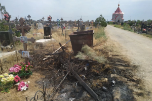 На астраханском кладбище сгорели могилы