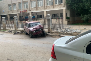 В Астрахани автолюбитель снес забор школы и&#160;скрылся с&#160;места аварии