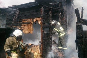 За сутки в Астраханской области сгорели гараж с машиной, баня и сарай