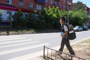 В Астрахани установили муляжи школьников на переходах