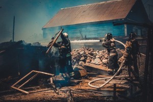 В Советском районе Астрахани тушили крупный пожар