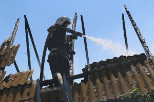 В Астраханской области из-за неосторожного обращения с огнём сгорел дом