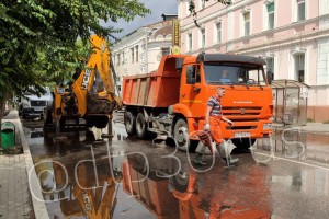 Улицу Ленина в Астрахани перекрыли из-за коммунальной аварии