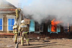 В Астраханской области из-за неосторожности сгорели мусорный контейнер и&#160;жилой дом
