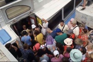 Астраханцы спровоцировали давку в очереди на речной трамвайчик