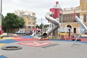 Детскую площадку в Астрахани восстановили после разгрома вандалов