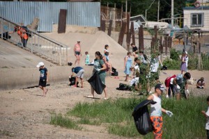 Астраханцы из микрорайона АЦКК вышли на большую уборку