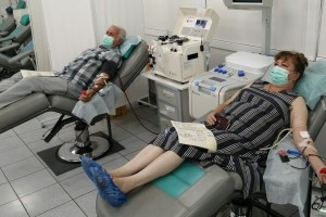 Астраханская семейная пара сдала более ста литров крови