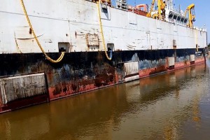 Астраханские судоверфи и&#160;порты продолжают загрязнять Волгу нефтепродуктами