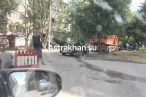 На улице Луконина в Астрахани заделывают провал в асфальте