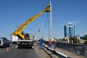 В Астрахани коммунальщики ремонтируют освещение на Новом мосту
