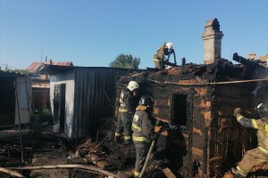 В Астраханской области за сутки сгорели сарай, здание и автомобиль