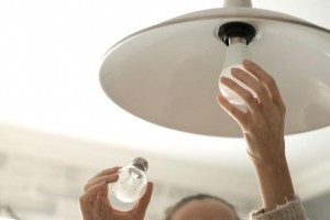 Как спастись в жару без кондиционера: меняйте лампочки, готовьте утром