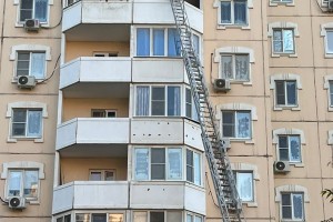 В Астрахани сгорели два мусорных контейнера и балкон квартиры