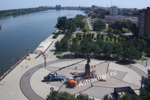 В Астрахани помыли памятник Петру I