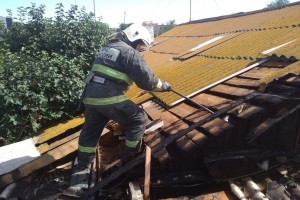 Вчера вечером в Астрахани 8 человек тушило полыхающий дом