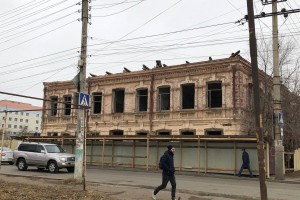 Вопрос про снос: в Астрахани продолжают осуждать ликвидацию аварийного здания