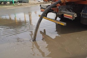 Астраханские коммунальщики всю ночь откачивали дождевые воды