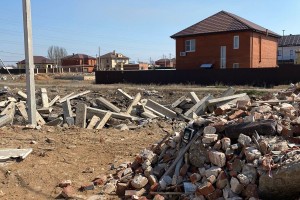 Астраханское село засоряли строительными отходами