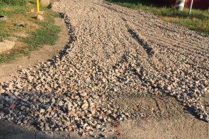 Грунтовые дороги в&#160;отдалённых районах Астрахани подсыпают инертными материалами