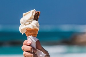 Эксперты рассказали, насколько безопасно есть мороженое летом