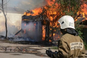 7 человек тушило горящую хозпостройку в Астрахани
