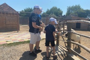 Дети из ДНР впервые увидели экзотических животных в Астраханском зоопарке