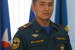 В Астрахани сотрудник МЧС спас две жизни во время серьезного пожара