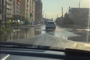 Новую дорогу на улице Бакинской в Астрахани залило канализацией