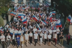 Триста молодых астраханцев приняли участие в патриотическом флешмобе